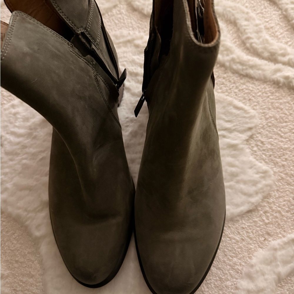 Vionic Women's Olive Heeled Boots sienna
